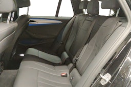 Musta BMW 530 2022 kuva 8.