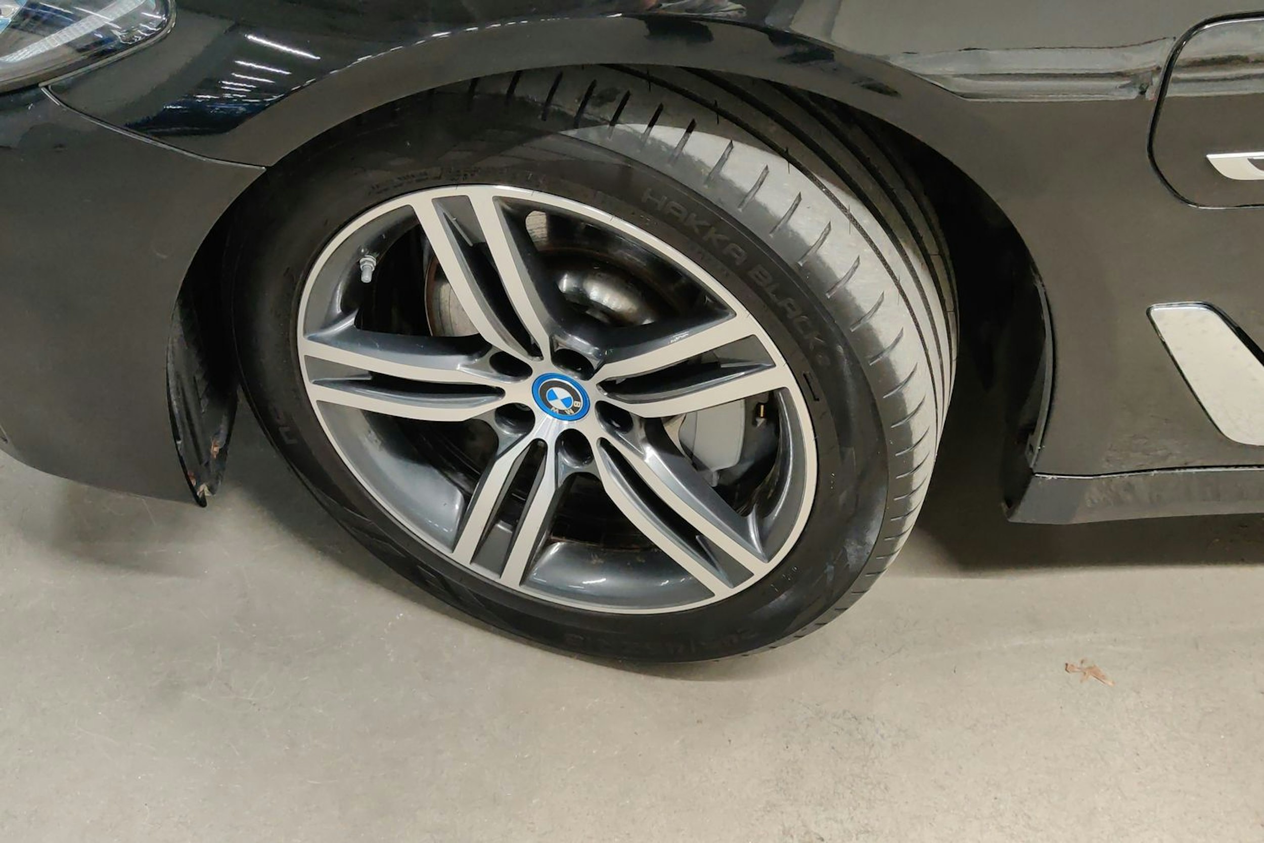 Musta BMW 530 2022 kuva 10.