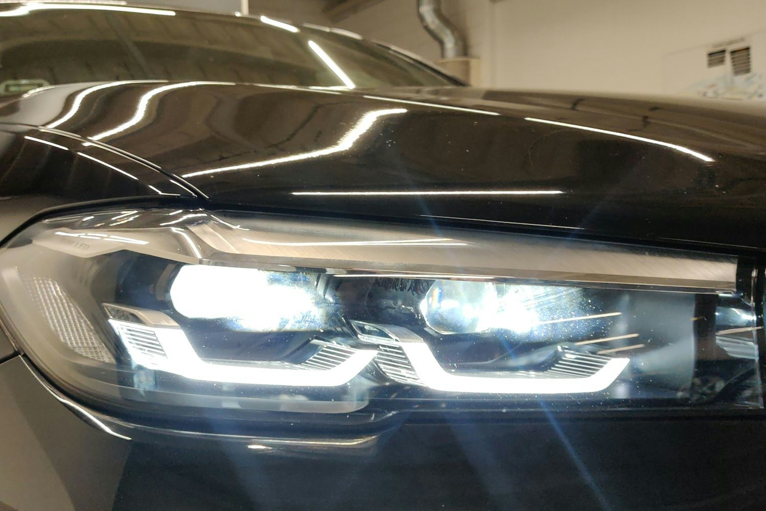 Musta BMW 530 2022 kuva 11.