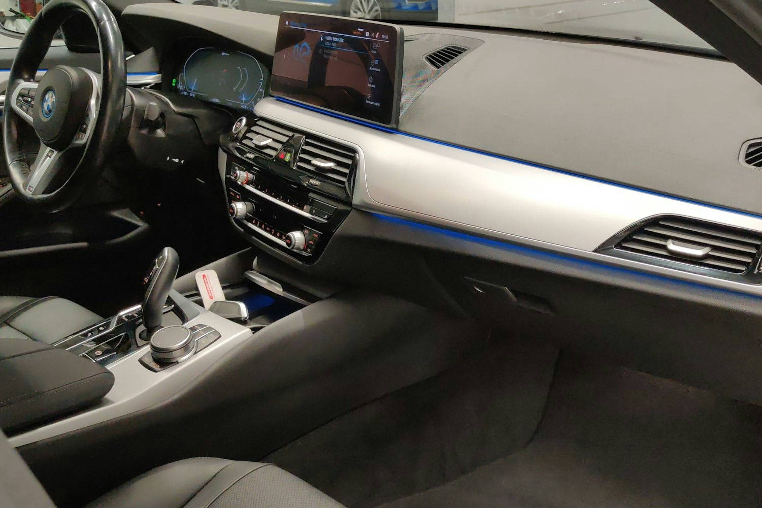 Musta BMW 530 2022 kuva 21.