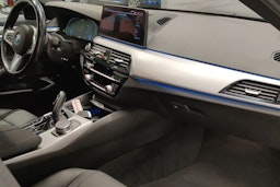 Musta BMW 530 2022 kuva 21.