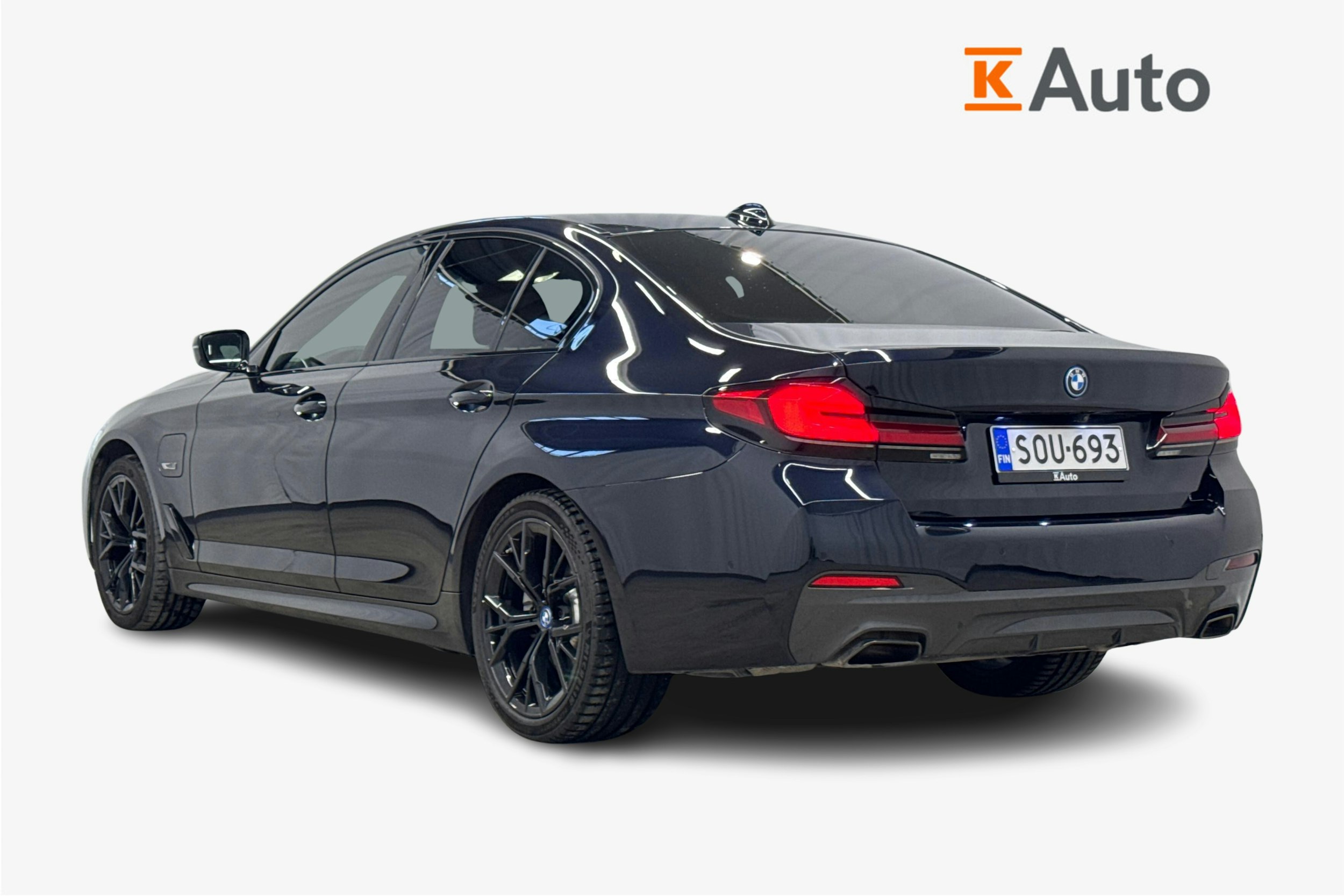 musta BMW 530 2022 kuva 2.