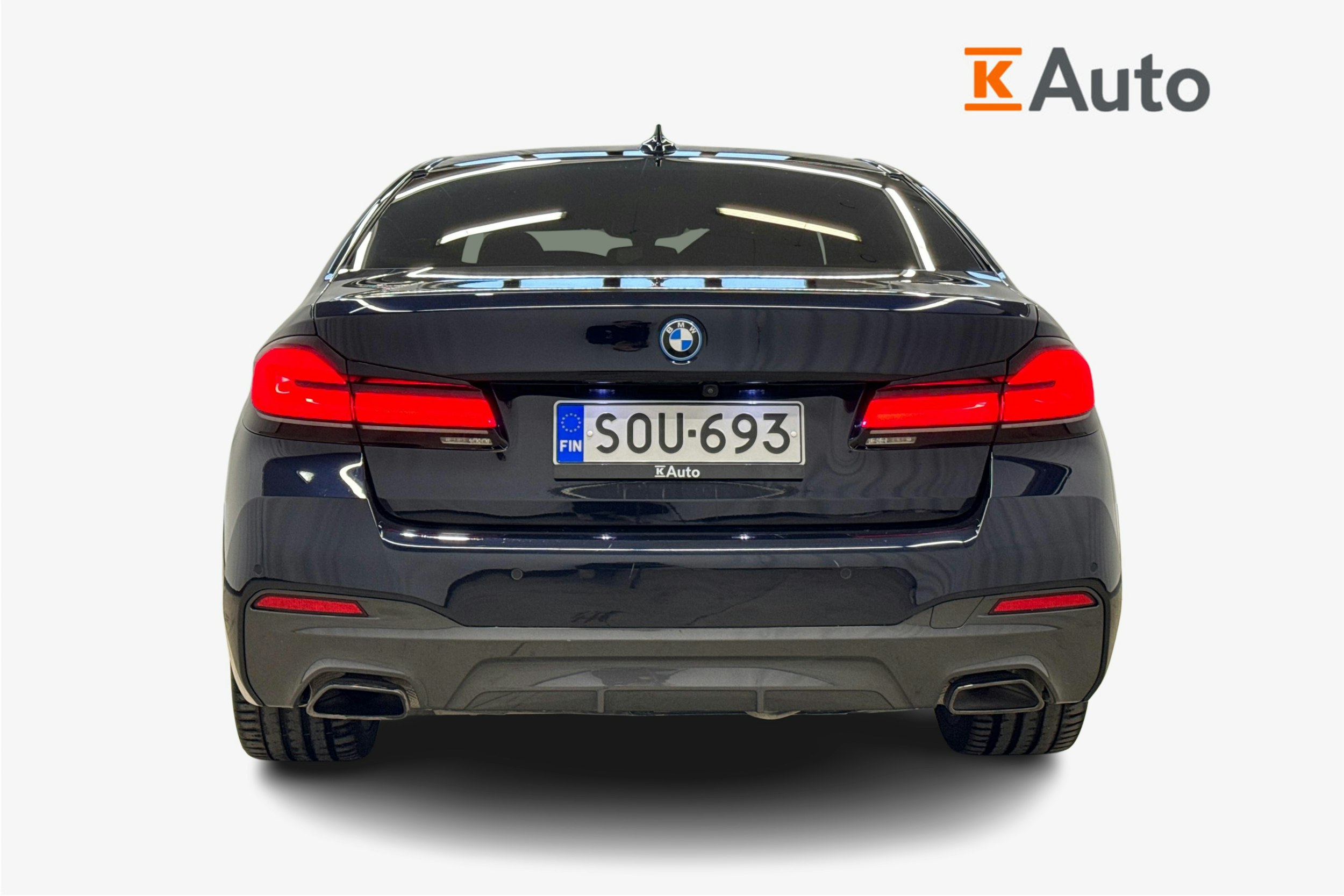 musta BMW 530 2022 kuva 3.