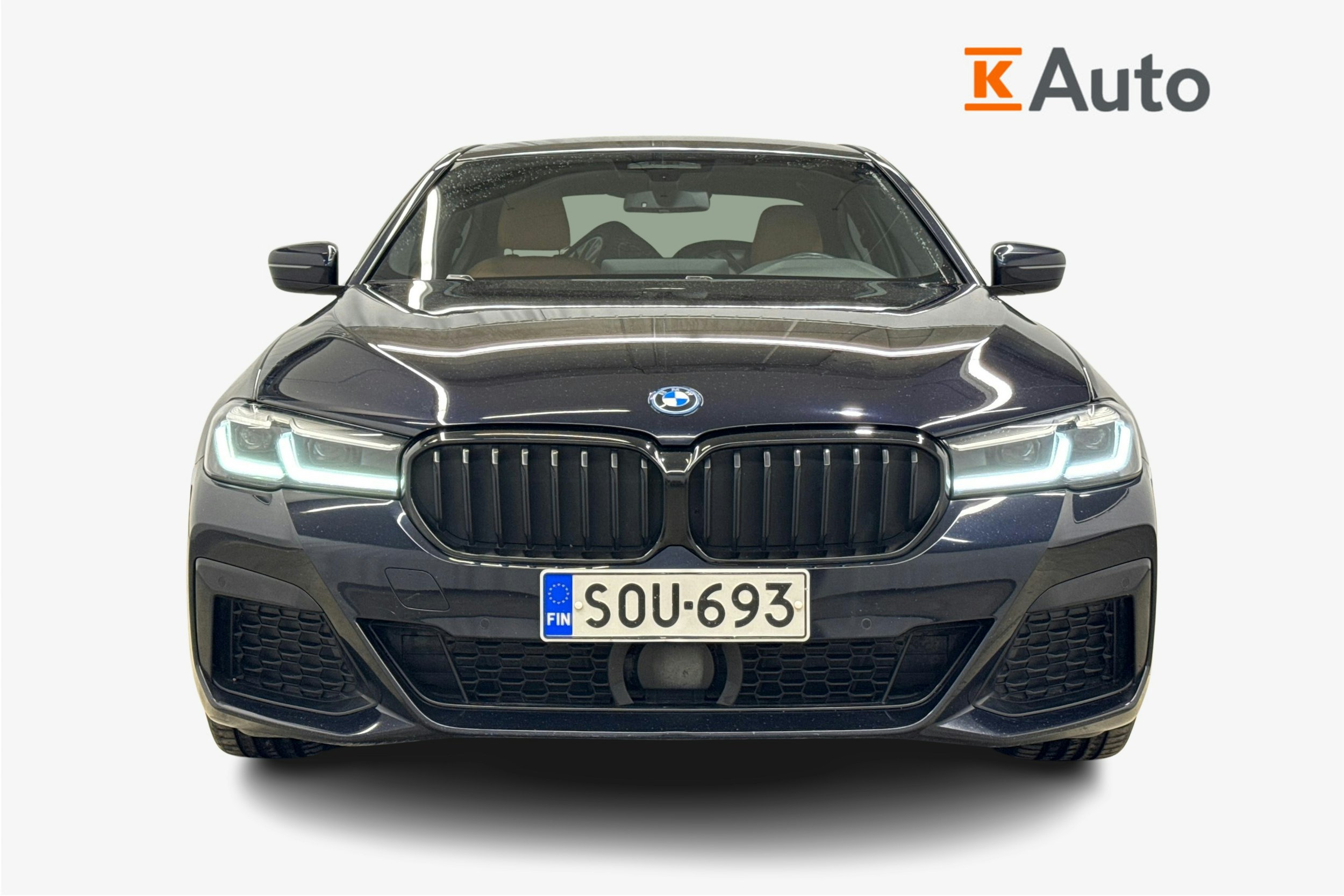 musta BMW 530 2022 kuva 4.