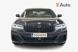 musta BMW 530 2022 kuva 4.
