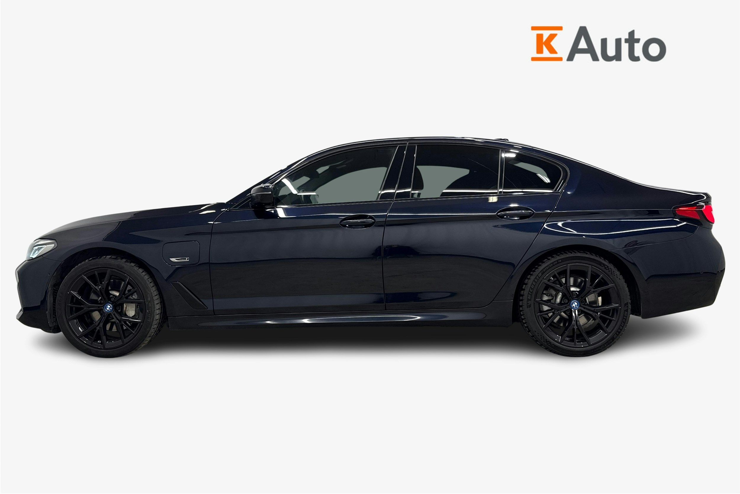 musta BMW 530 2022 kuva 5.