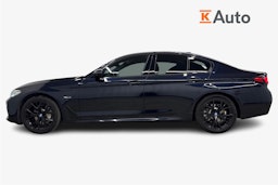 musta BMW 530 2022 kuva 5.