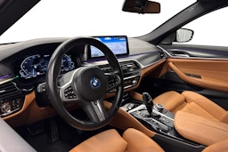 musta BMW 530 2022 kuva 6.