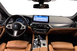 musta BMW 530 2022 kuva 7.