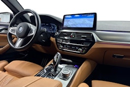 musta BMW 530 2022 kuva 8.