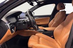 musta BMW 530 2022 kuva 9.