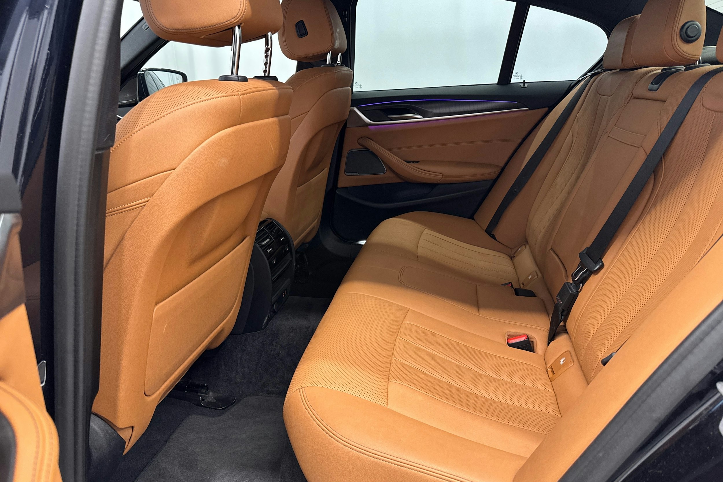 musta BMW 530 2022 kuva 10.