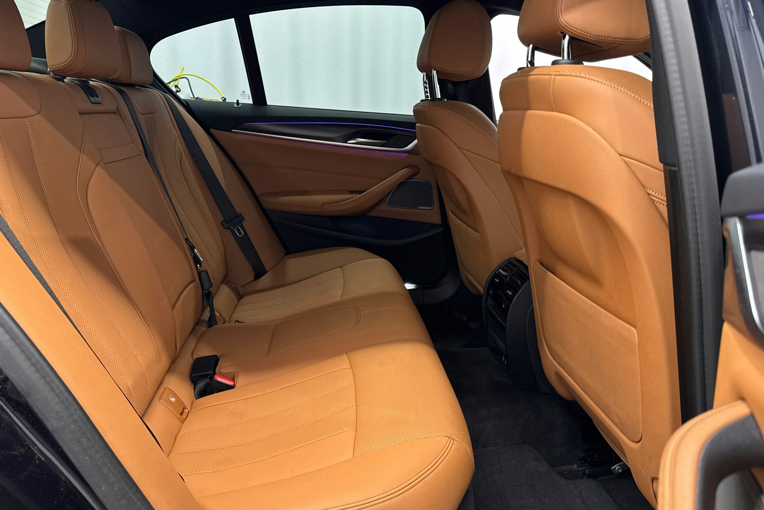 musta BMW 530 2022 kuva 11.