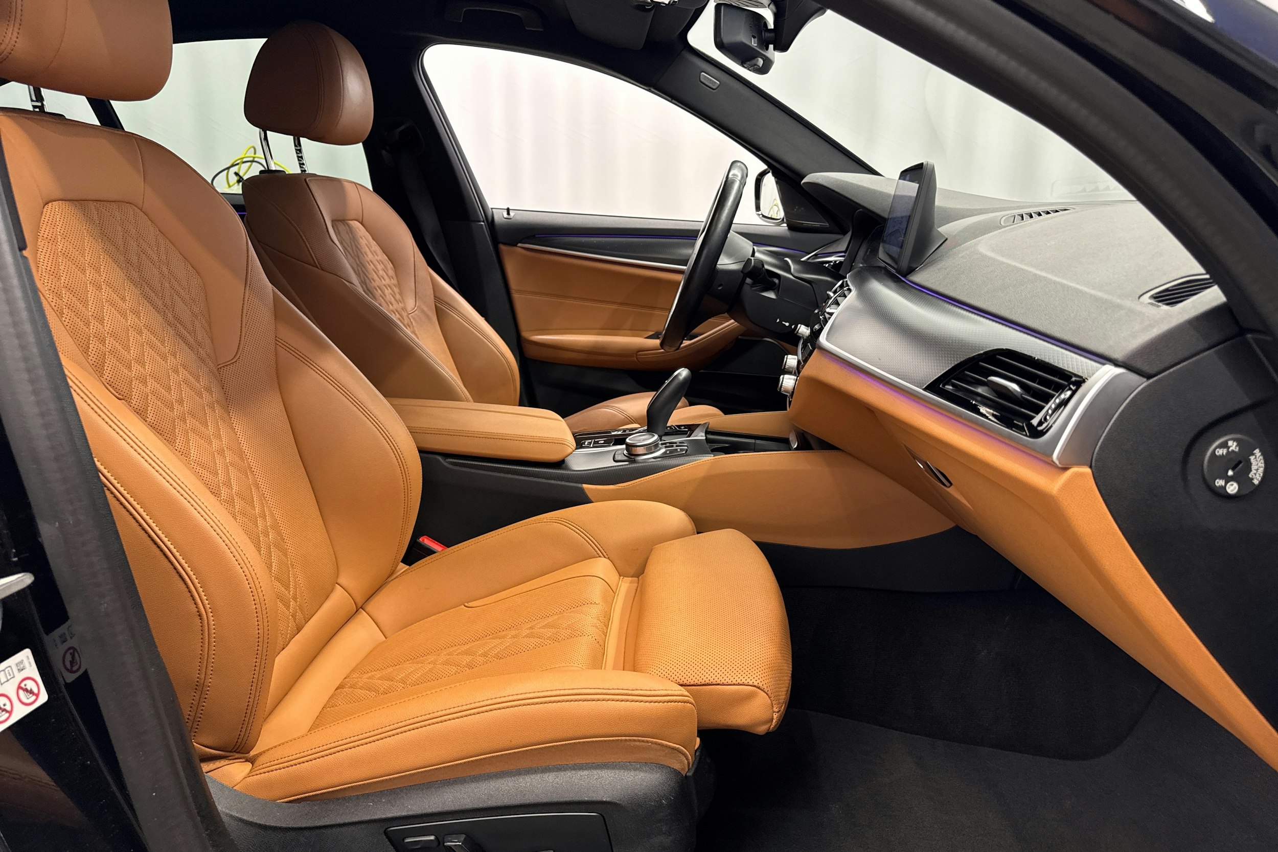 musta BMW 530 2022 kuva 12.