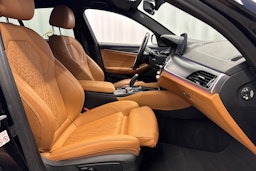musta BMW 530 2022 kuva 12.