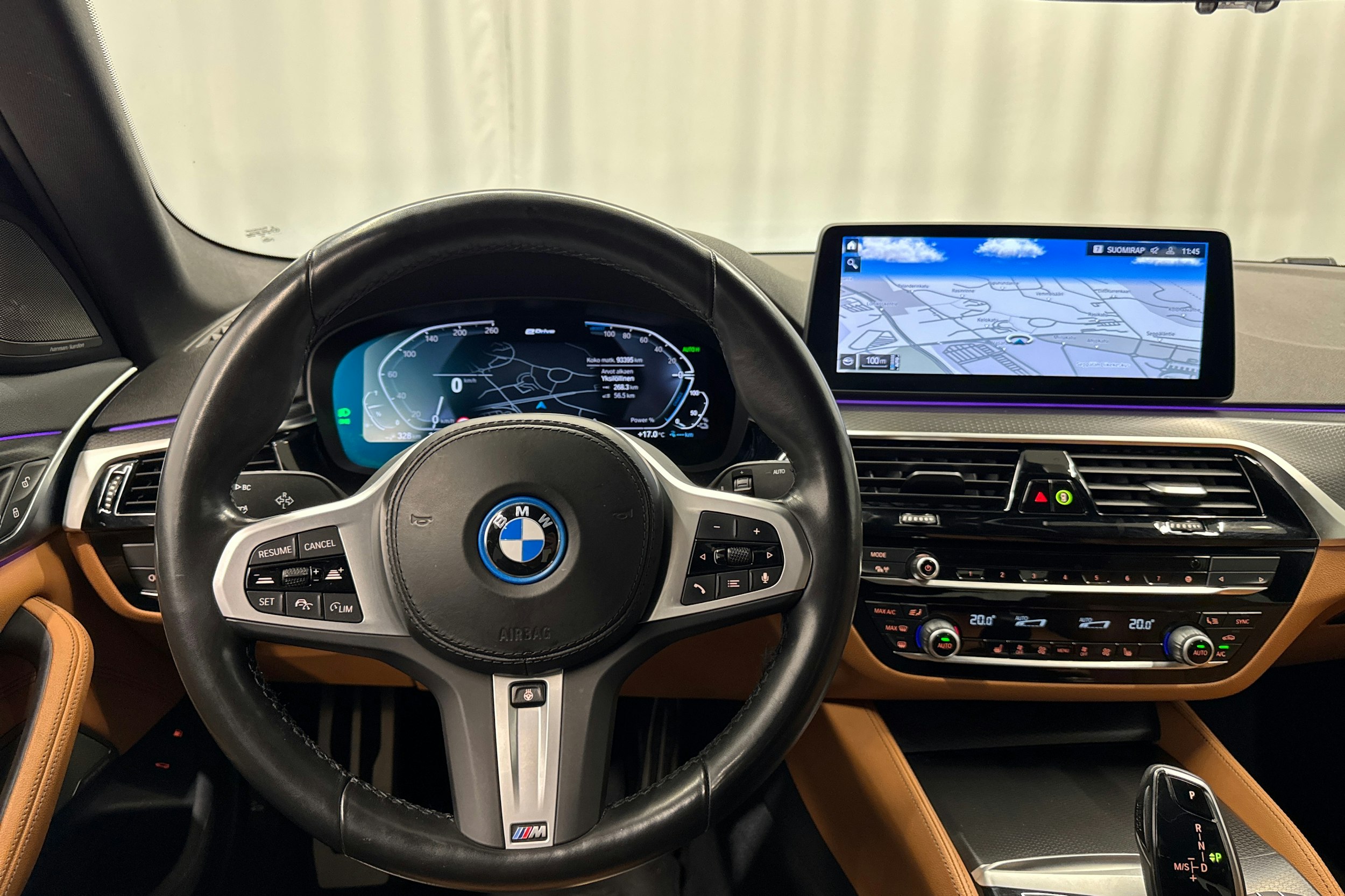 musta BMW 530 2022 kuva 13.
