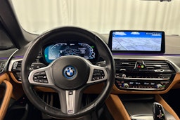 musta BMW 530 2022 kuva 13.