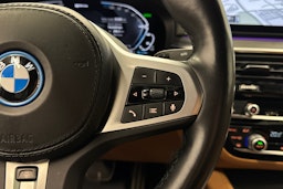 musta BMW 530 2022 kuva 15.
