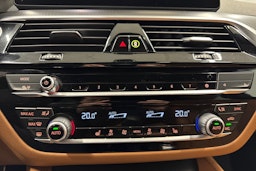 musta BMW 530 2022 kuva 20.
