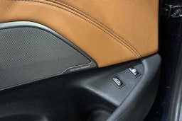 musta BMW 530 2022 kuva 23.
