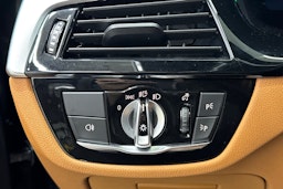 musta BMW 530 2022 kuva 24.