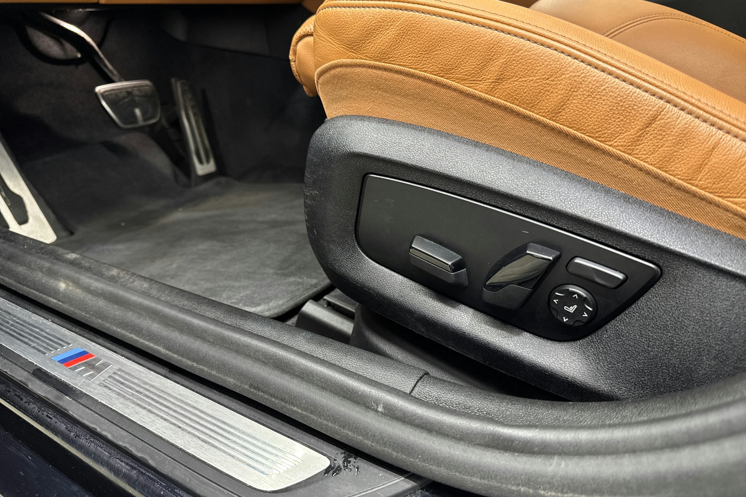 musta BMW 530 2022 kuva 25.