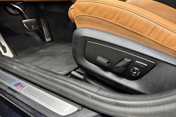 musta BMW 530 2022 kuva 25.