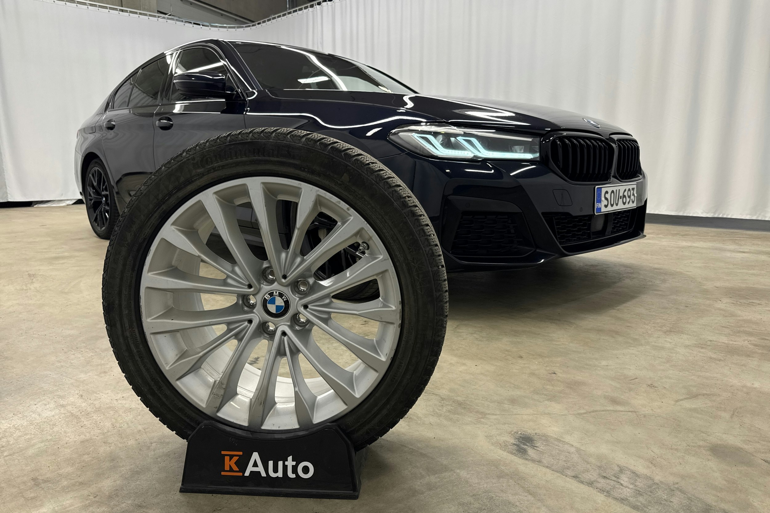 musta BMW 530 2022 kuva 29.
