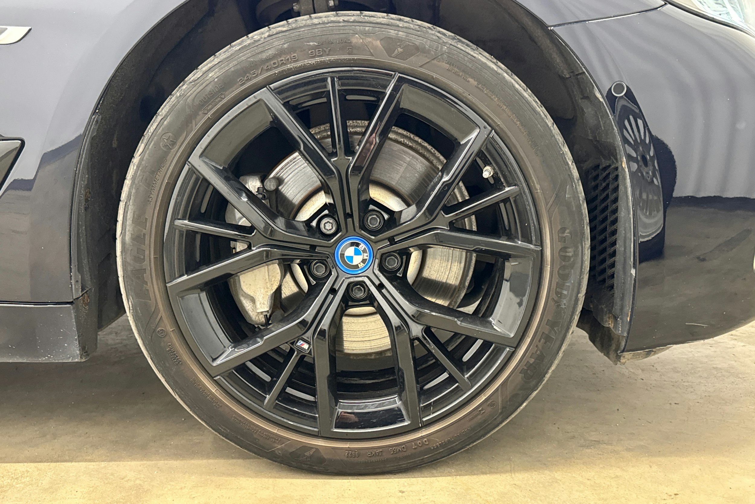 musta BMW 530 2022 kuva 30.