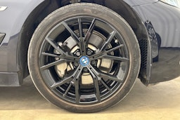 musta BMW 530 2022 kuva 30.