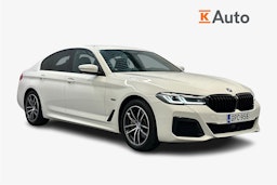 valkoinen BMW 530 2023 kuva 1.