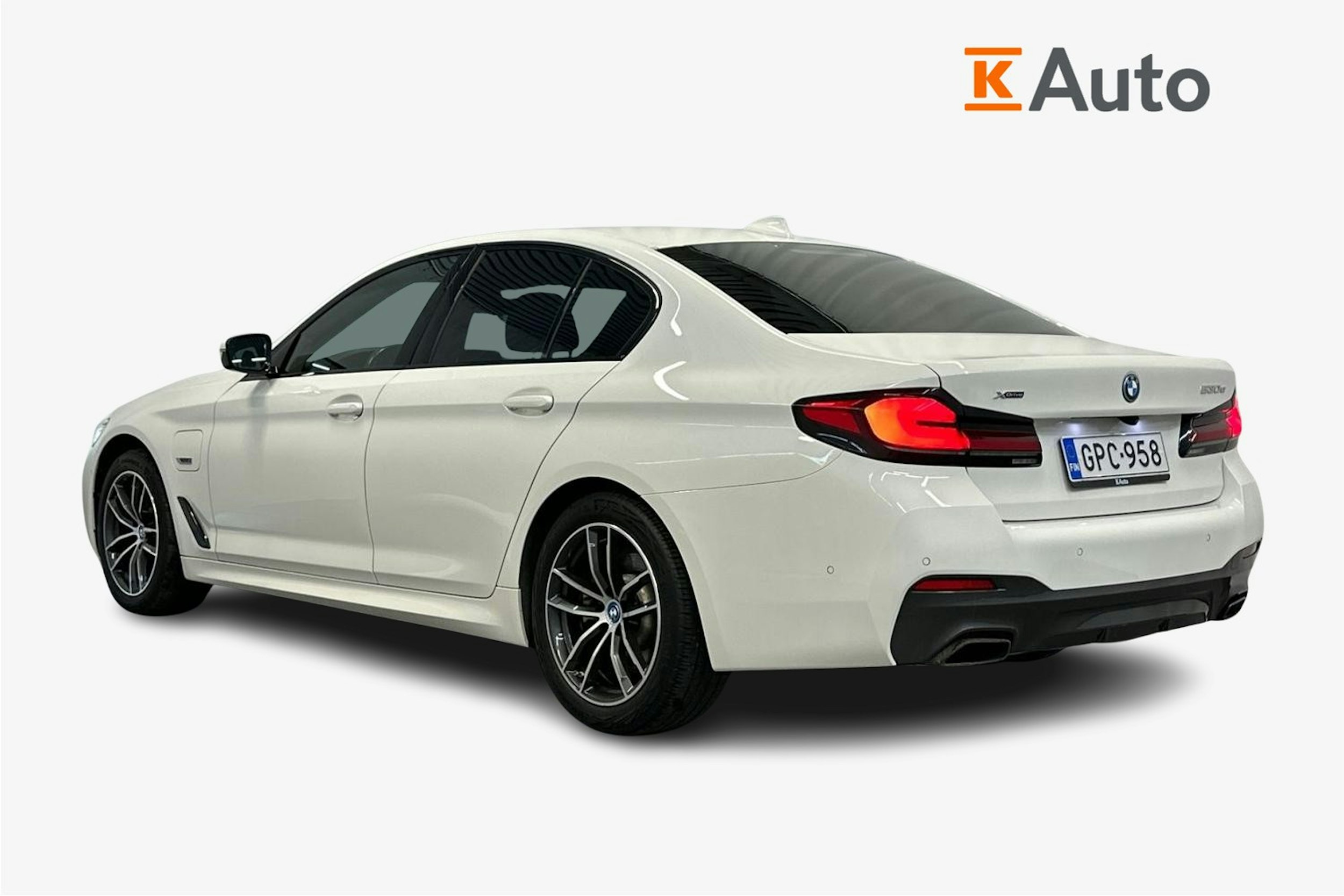 valkoinen BMW 530 2023 kuva 2.