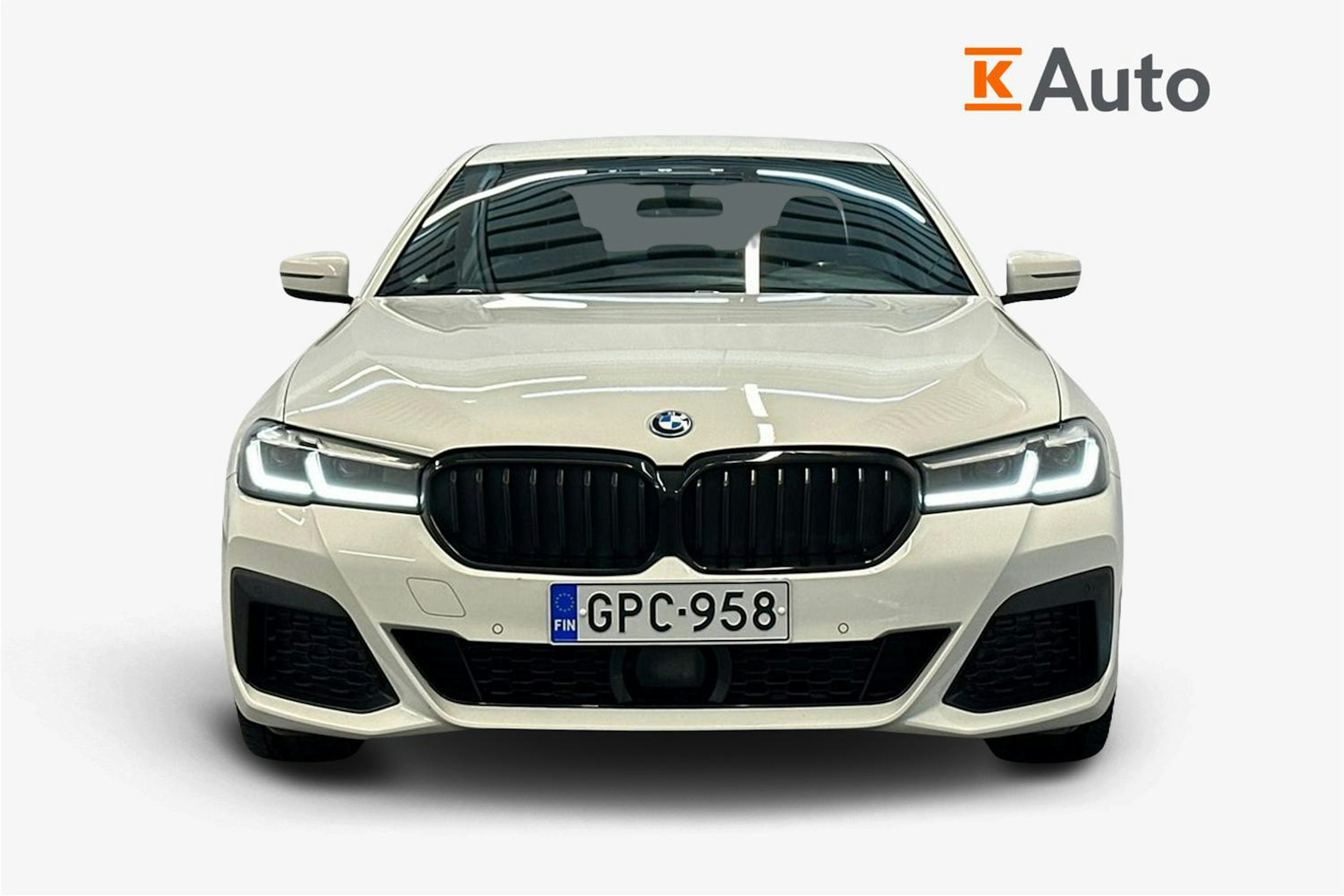 valkoinen BMW 530 2023 kuva 4.