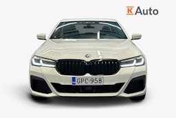 valkoinen BMW 530 2023 kuva 4.