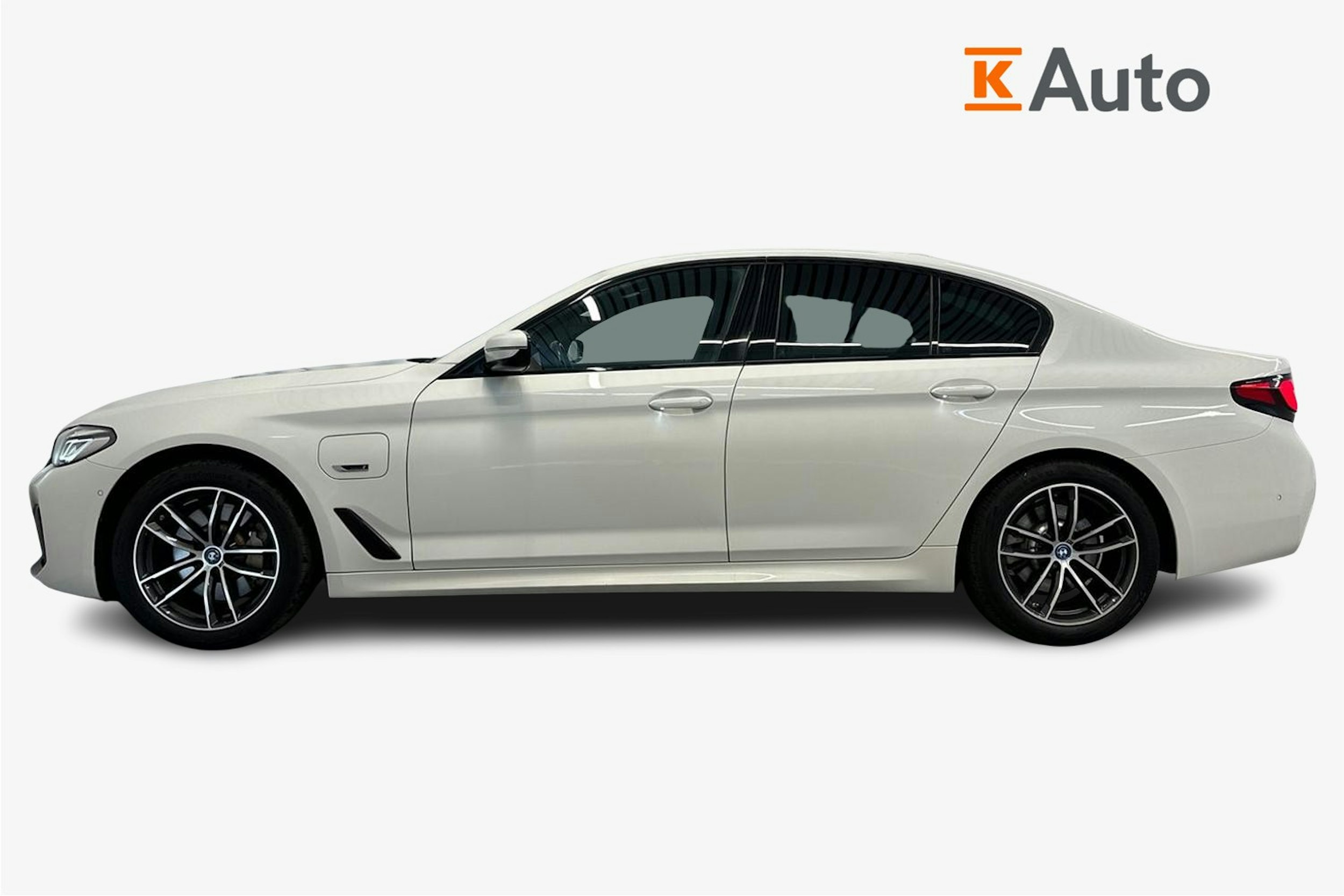 valkoinen BMW 530 2023 kuva 5.