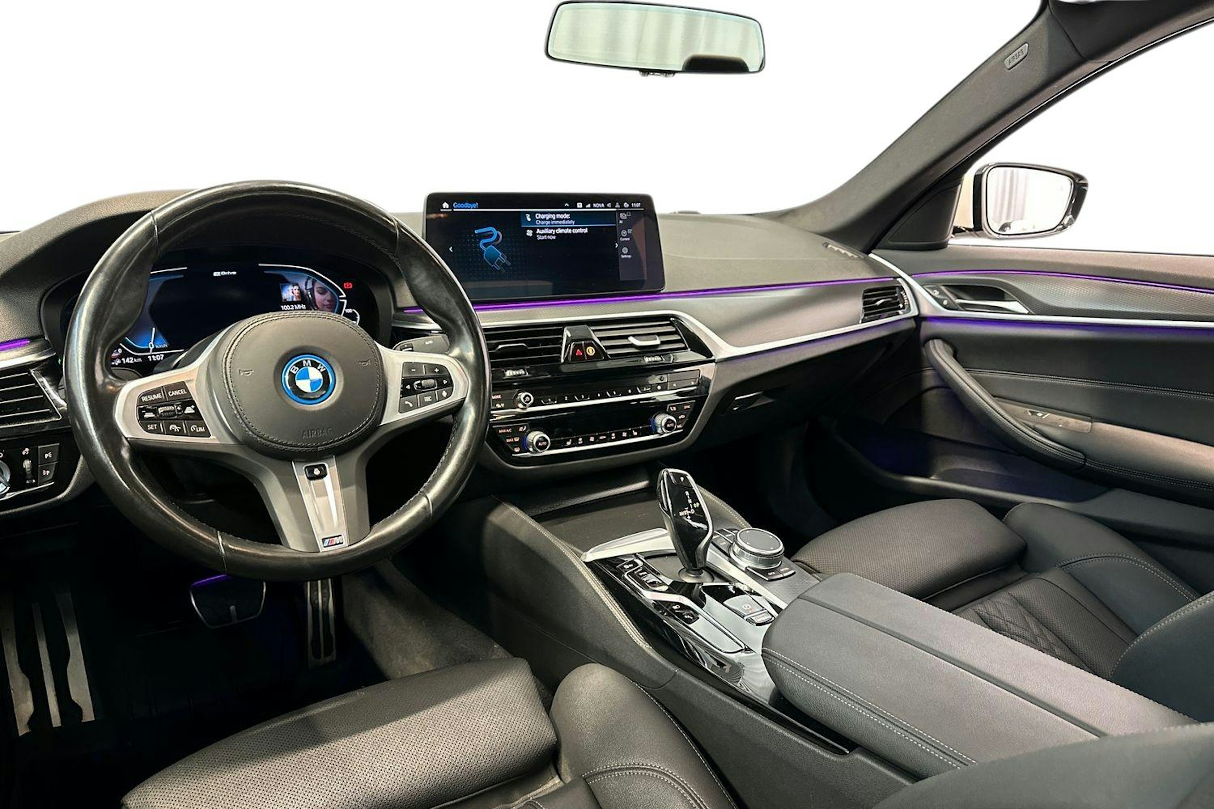 valkoinen BMW 530 2023 kuva 6.