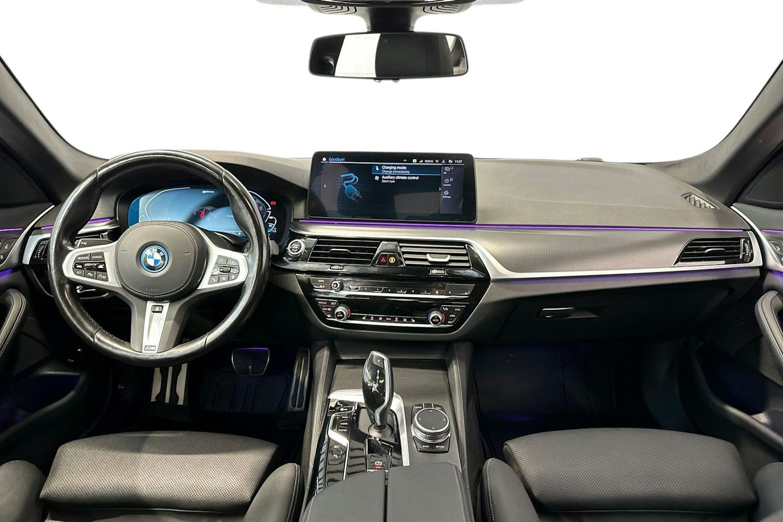 valkoinen BMW 530 2023 kuva 7.