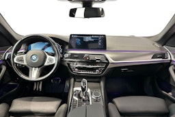 valkoinen BMW 530 2023 kuva 7.