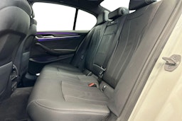 valkoinen BMW 530 2023 kuva 8.