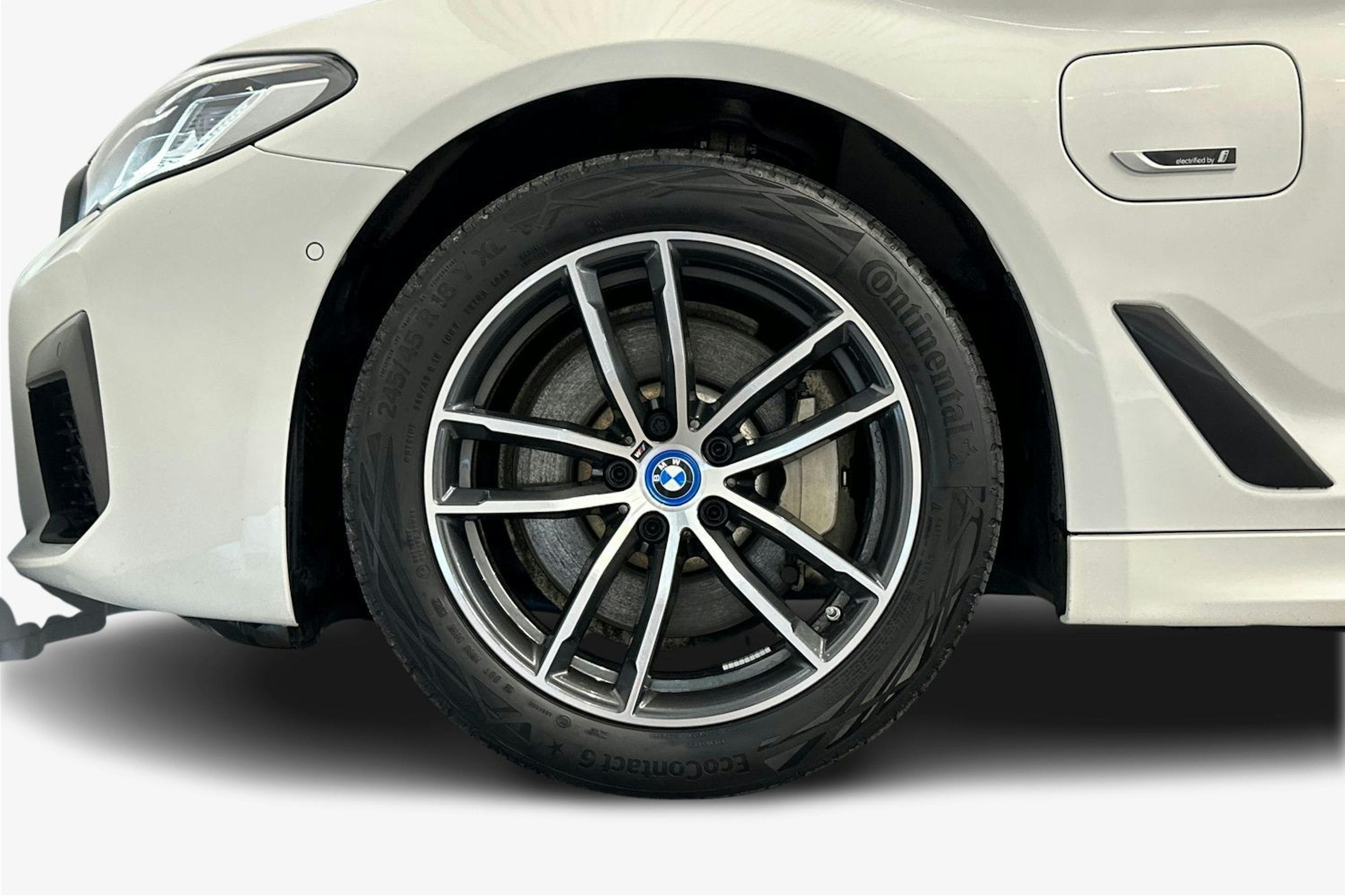valkoinen BMW 530 2023 kuva 9.