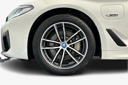 valkoinen BMW 530 2023 kuva 9.