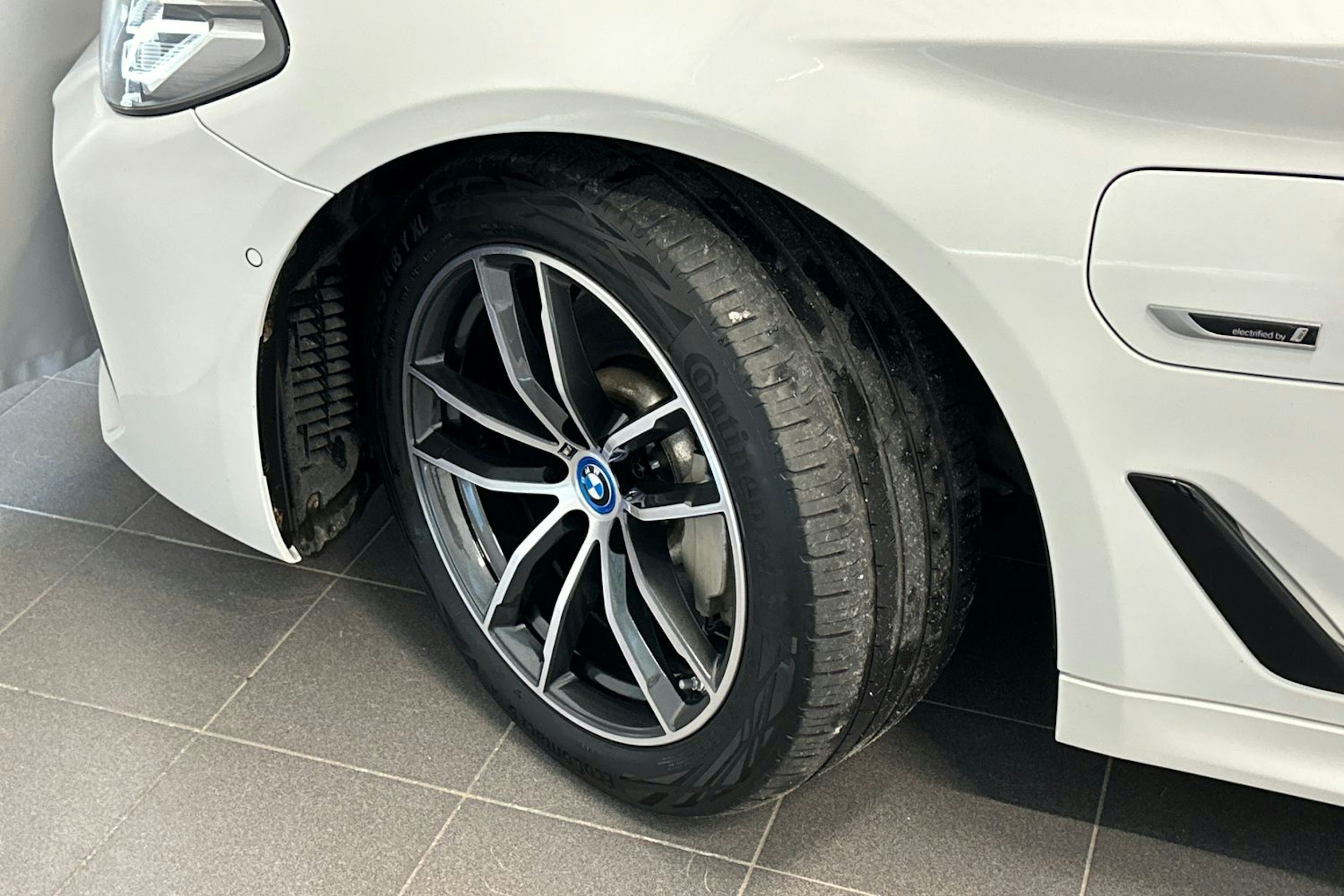 valkoinen BMW 530 2023 kuva 10.