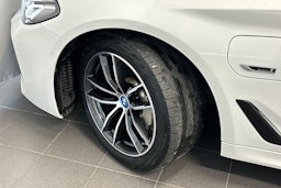 valkoinen BMW 530 2023 kuva 10.