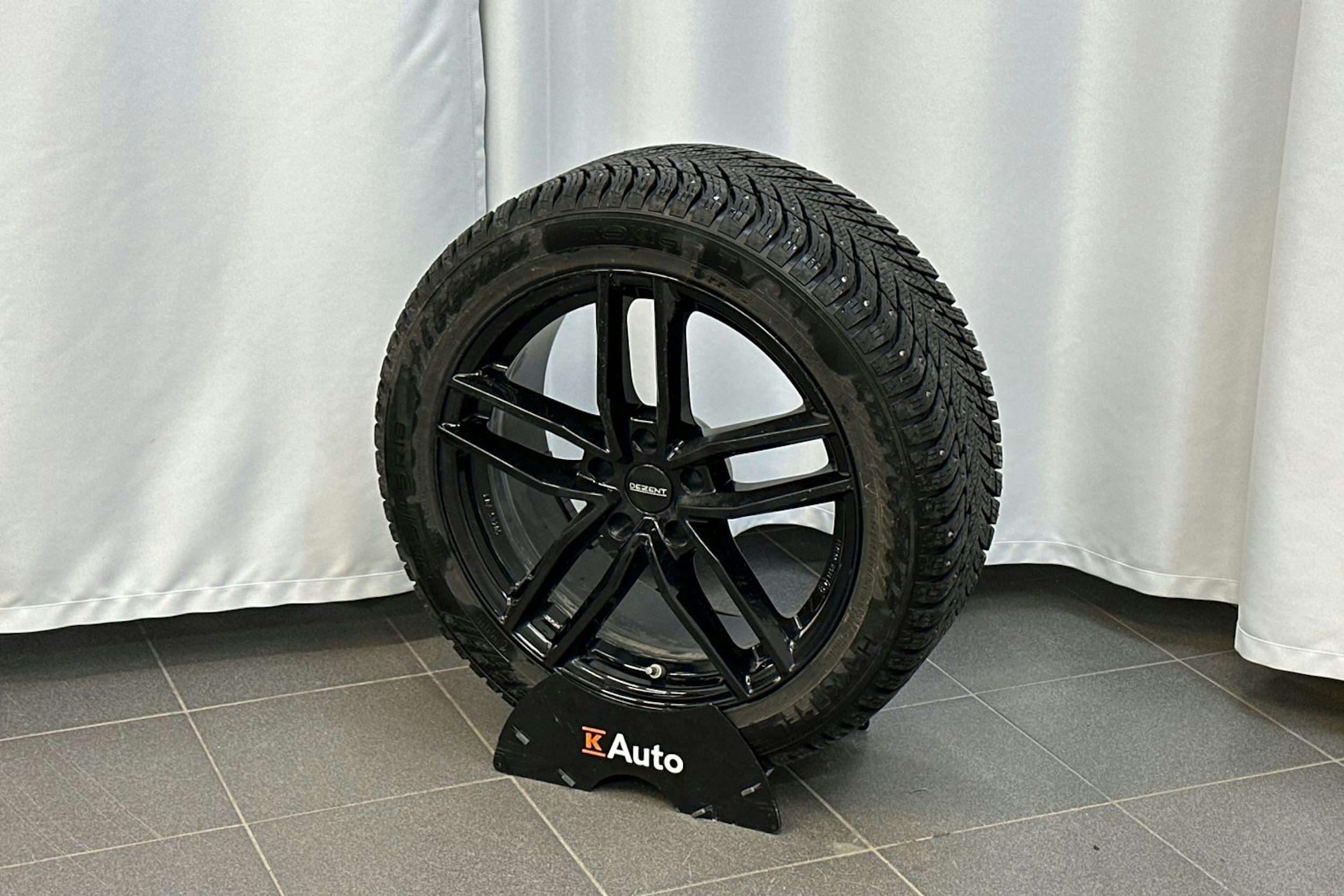 valkoinen BMW 530 2023 kuva 11.