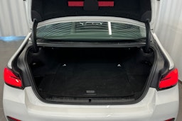 valkoinen BMW 530 2023 kuva 12.