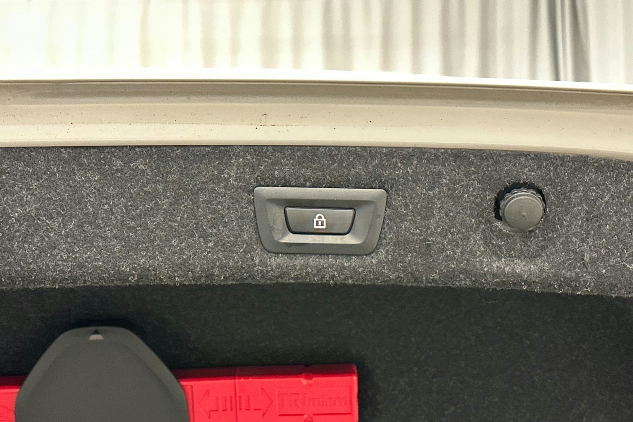 valkoinen BMW 530 2023 kuva 13.