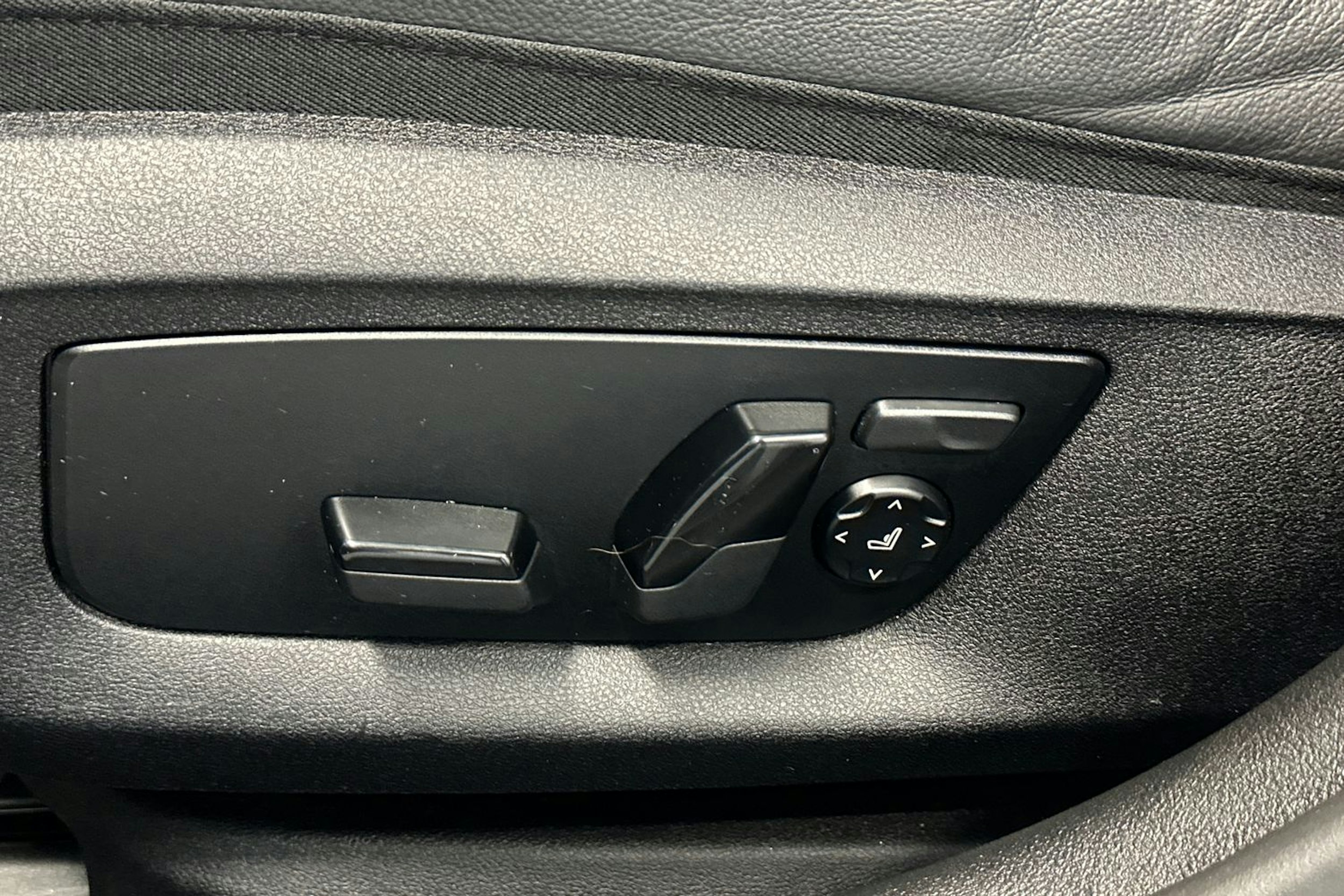 valkoinen BMW 530 2023 kuva 15.