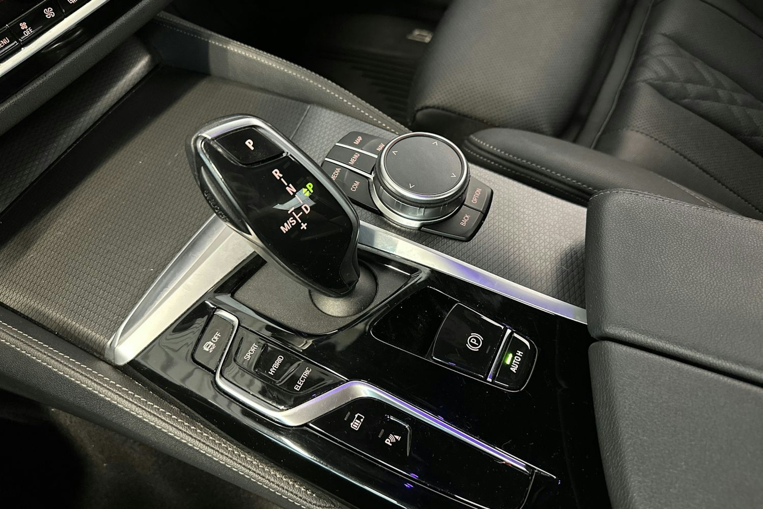 valkoinen BMW 530 2023 kuva 21.