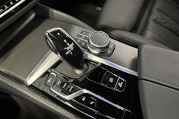 valkoinen BMW 530 2023 kuva 21.