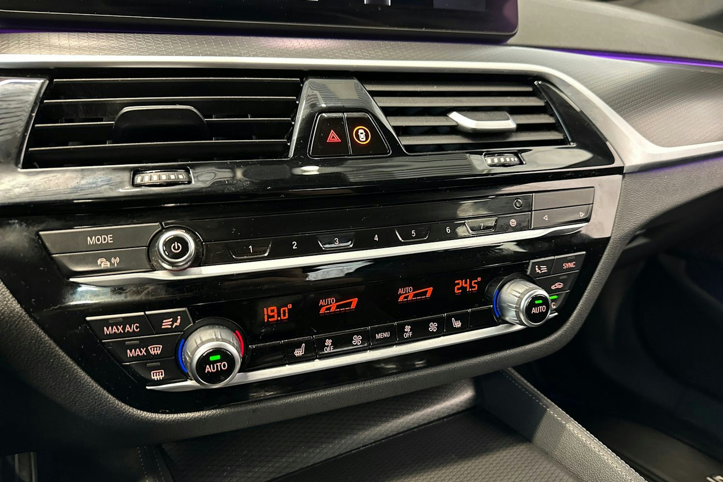 valkoinen BMW 530 2023 kuva 25.